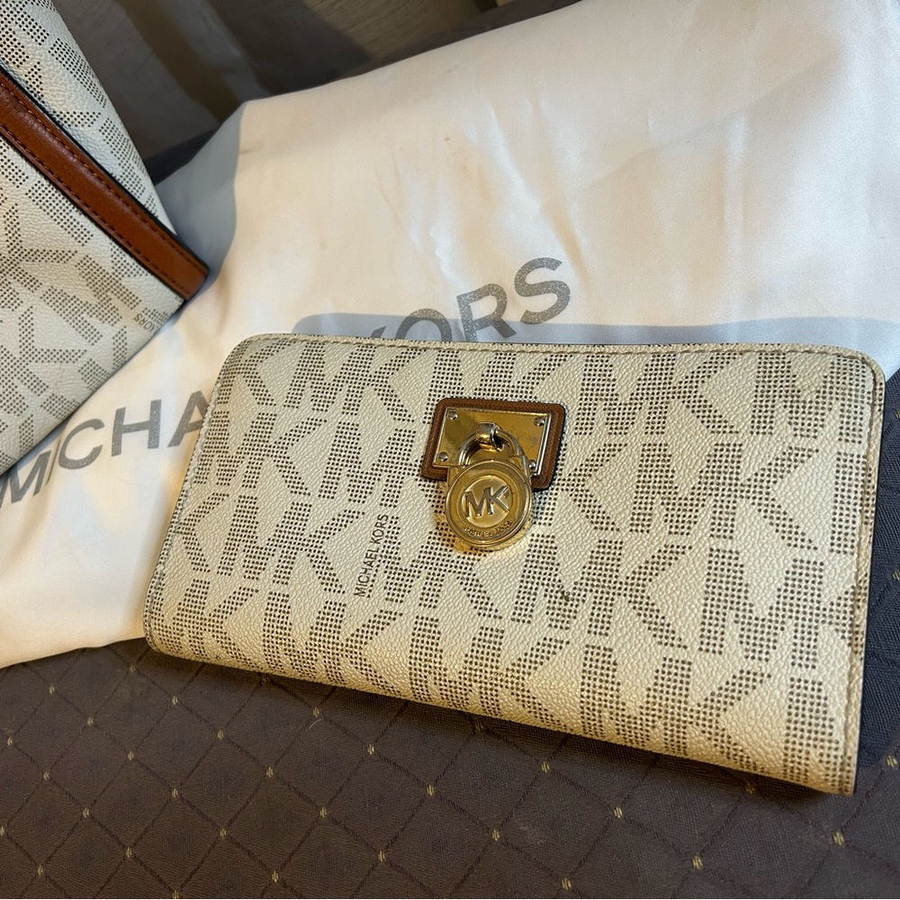 MK Selma LG Satchel and Wallet Set - Picture 3 of 7